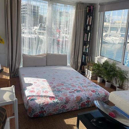 Light Bedroom In A Home Boat Barcelona Exterior foto