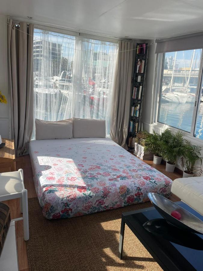 Light Bedroom In A Home Boat Barcelona Exterior foto