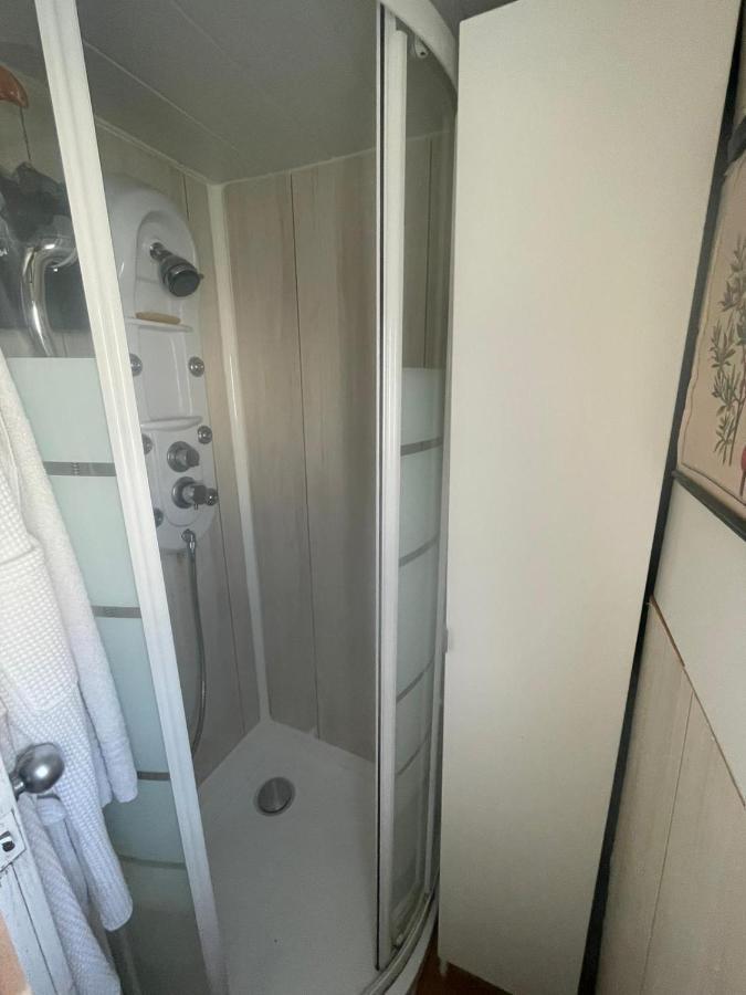 Light Bedroom In A Home Boat Barcelona Exterior foto